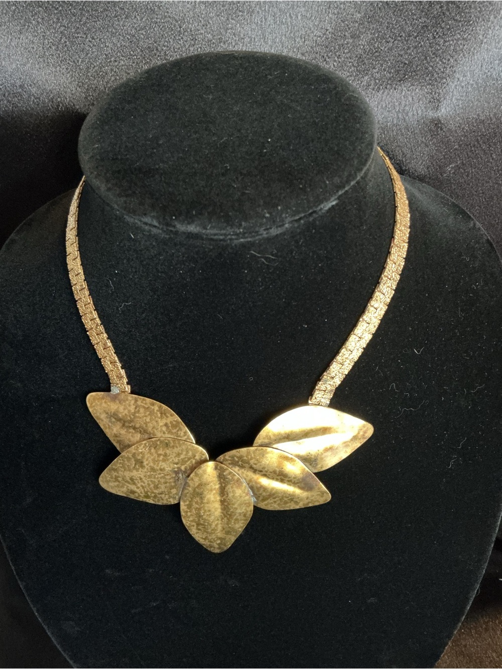 Vintage Gold Tone Leaf Statement Necklace - Unbranded